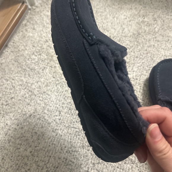 Boys Ugg slippers - Picture 3 of 5